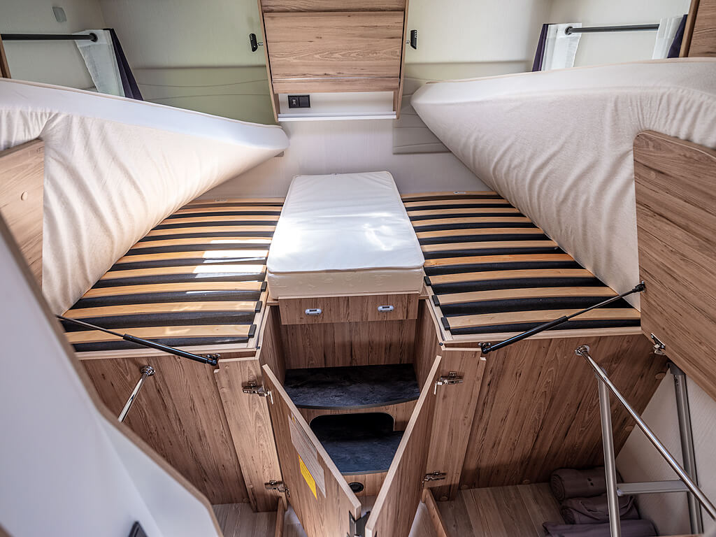 schowki pod łóżami w kamperze_luksusowy kamper do wynajęcia