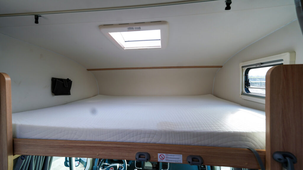 Kamper Sunlight A70 łóżko z oknem dachowym