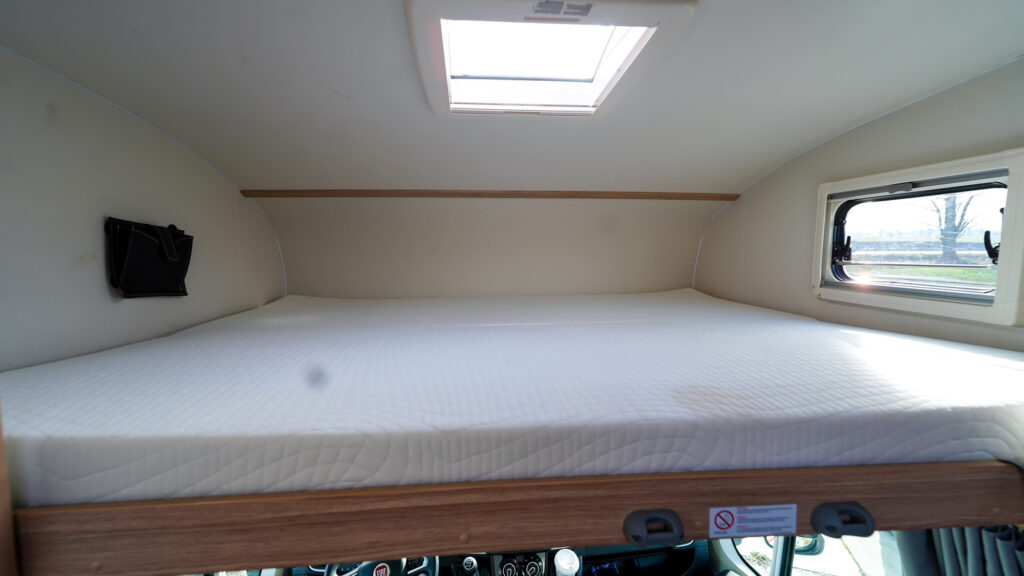 Kamper Sunlight A70 duże łóżko